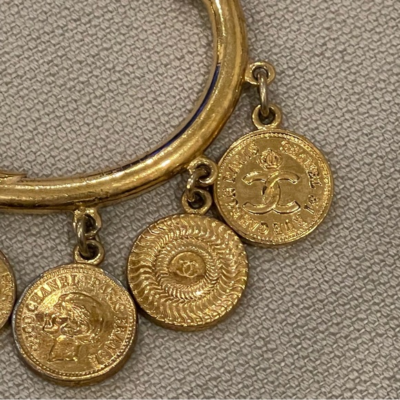 ❤️CHANEL❤️Vintage Medallion Cuff - Picture 6 of 16